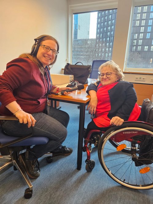 Sandra Knopp und Karin Stöckler am Microfon